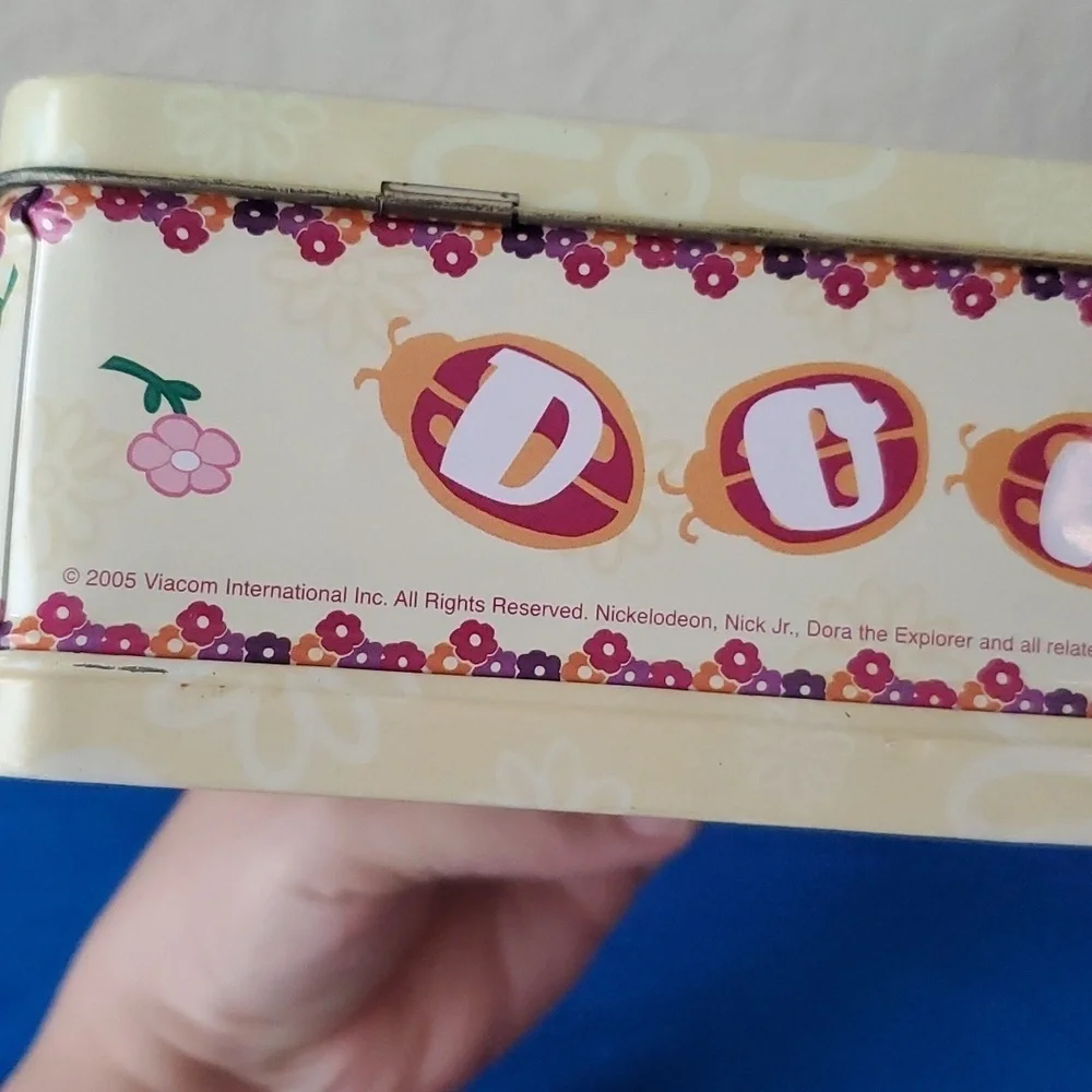 2005 Dora the Explorer tin box metal lunch box Beauty in Bloom